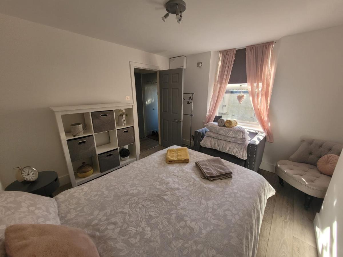 Appartement One double bed- Two sofa beds private garden à Margate Extérieur photo